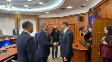 وزير السياحة يلتقي رئيس الوزراء الصربي لبحث أفق التعاون بين البلدين