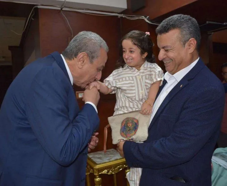 محافظ الغربية يهنئ الطالبة حبيبة بمشاركتها في احتفالية “أسرتي.. قوتي” بحضور السيدة انتصار السيسي محافظ الغربية يهنئ الطالبة حبيبة بمشاركتها في احتفالية “أسرتي.. قوتي” بحضور السيدة انتصار السيسي