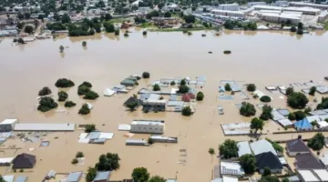 مسؤول نيجيري يعلن عن مقتل 111 فردًا على الأقل بسبب الفيضانات التي اجتاحت بلدة تجارية في وسط نيجيريا.