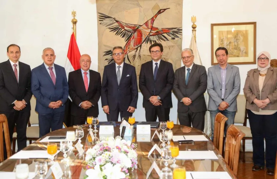 توقيع اتفاقية تعاون لتشغيل مبنى السلطان حسين في الإسكندرية وتحويله إلى مركز للعرض الفني والمتاحف توقيع اتفاقية تعاون لتشغيل مبنى السلطان حسين في الإسكندرية وتحويله إلى مركز للعرض الفني والمتاحف