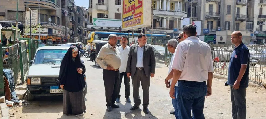 نائب محافظ القاهرة يطلب من رؤساء الأحياء مراقبة التزام أصحاب المحلات بمواعيد الإغلاق الصيفية.