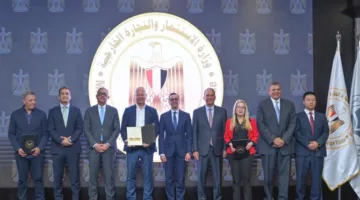 وزير الاستثمار يمنح 6 تراخيص ذهبية لمجموعة من المشاريع الاستثمارية