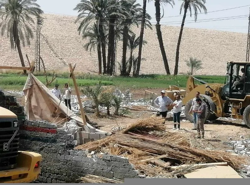 حملة شاملة لإزالة الانتهاكات على أراضي الدولة والزراعة في قنا ضمن الموجة السادسة والعشرين. حملة شاملة لإزالة الانتهاكات على أراضي الدولة والزراعة في قنا ضمن الموجة السادسة والعشرين.