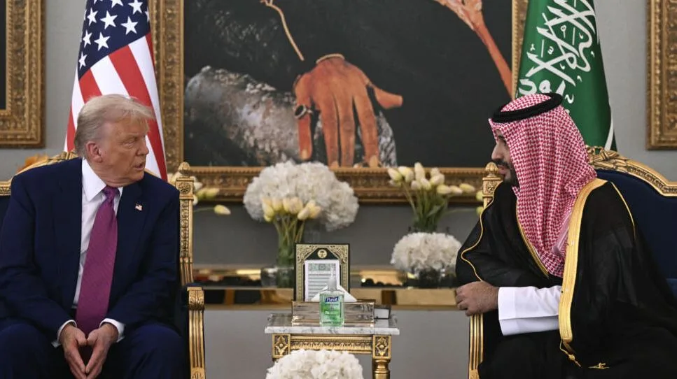 بن سلمان وترامب يشهدان توقيع مذكرة تفاهم لتطوير إمكانيات الجيش السعودي.