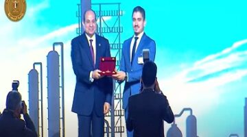 الرئيس السيسي يكرم عددا من النماذج الناجحة في قطاعات العمل المختلفة
