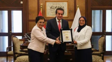 وزير الصحة يكرم الدكتورة تغريد معروف، مديرة قسم النساء والتوليد في مستشفى المنيرة.