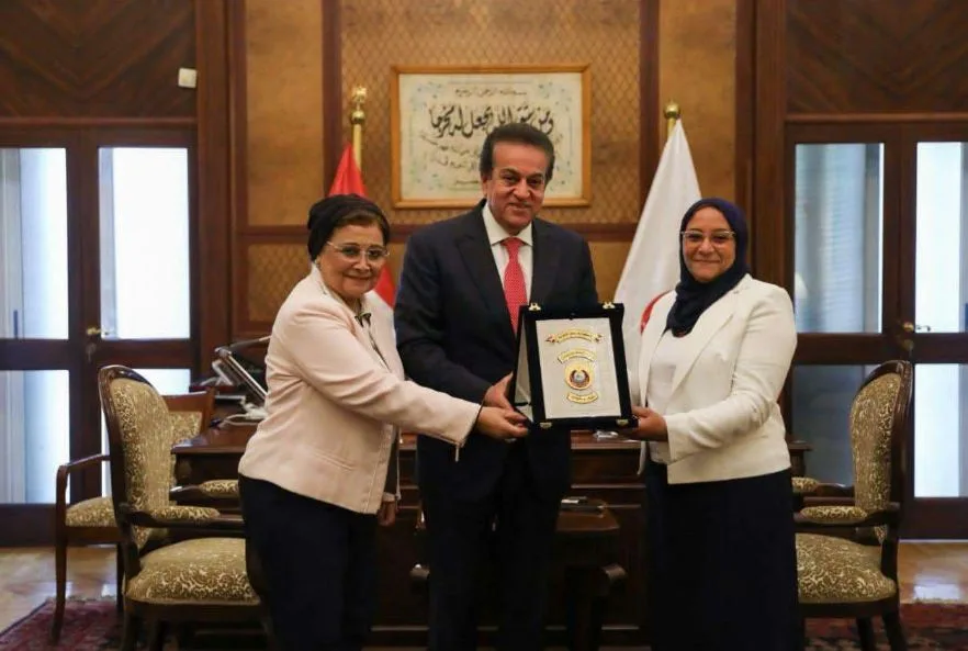 وزير الصحة يكرم الدكتورة تغريد معروف، مديرة قسم النساء والتوليد في مستشفى المنيرة. وزير الصحة يكرم الدكتورة تغريد معروف، مديرة قسم النساء والتوليد في مستشفى المنيرة.