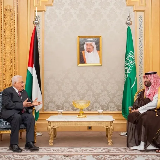 محمود عباس يشيد بتصريحات ولي العهد السعودي حول ضرورة إيجاد حل للقضية الفلسطينية محمود عباس يشيد بتصريحات ولي العهد السعودي حول ضرورة إيجاد حل للقضية الفلسطينية