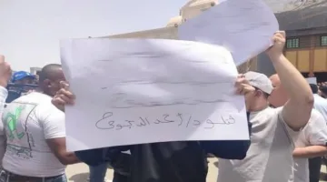 يافطات في جنازة أحمد الدجوي تتهم بعض أفراد عائلته بالمشاركة في وفاته.