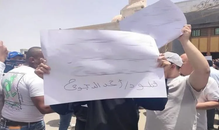 يافطات في جنازة أحمد الدجوي تتهم بعض أفراد عائلته بالمشاركة في وفاته. يافطات في جنازة أحمد الدجوي تتهم بعض أفراد عائلته بالمشاركة في وفاته.