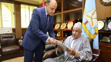 محافظ كفرالشيخ يُسلّم 12 عقد تقنين أراضي أملاك دولة للمستفيدين من المواطنين