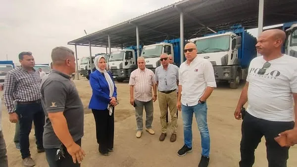 رئيس هيئة النظافة في القاهرة يقوم بزيارة ميدانية لمجمع كراجات المقطم ويثني على جهود الموظفين. رئيس هيئة النظافة في القاهرة يقوم بزيارة ميدانية لمجمع كراجات المقطم ويثني على جهود الموظفين.