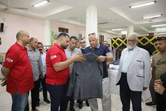 محافظ الوادي الجديد يتفقد معرض ملابس مجاني لدعم الأسر المستحقة