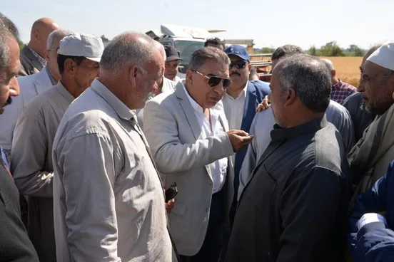 محافظ الدقهلية يلتقي المزارعين بحقول القمح ويؤكد توفير كل أوجه الدعم للفلاحين