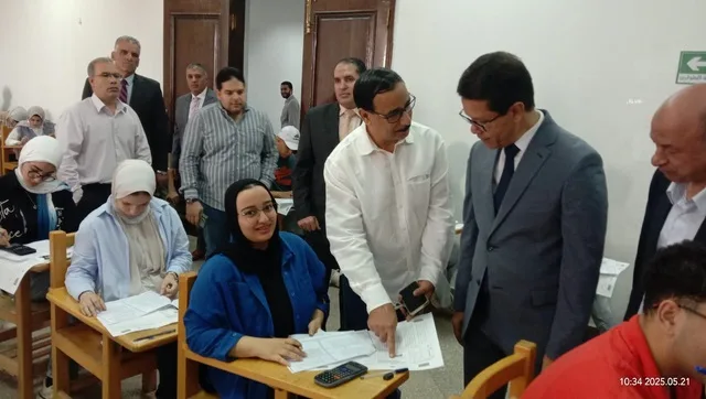 رئيس جامعة بنها يقوم بجولة تفقدية لامتحانات كليتي الآداب والتجارة رئيس جامعة بنها يقوم بجولة تفقدية لامتحانات كليتي الآداب والتجارة