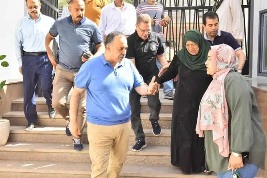 محافظ أسيوط يرافق امرأة إلى مستشفى الرمد لتوفير العلاج لها على نفقة وزارة التضامن في بادرة إنسانية. محافظ أسيوط يرافق امرأة إلى مستشفى الرمد لتوفير العلاج لها على نفقة وزارة التضامن في بادرة إنسانية.
