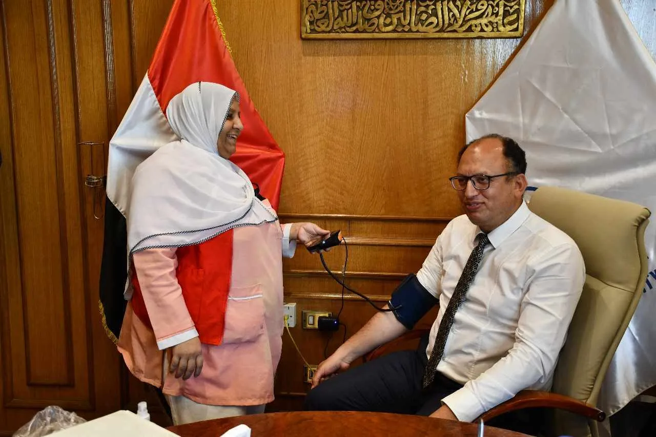 رئيس جامعة حلوان يُجري الفحوصات الطبية ضمن مبادرة 100 مليون صحة: ملتزمون بالرعاية الصحية الشاملة لمنتسبينا