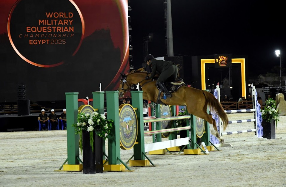 قد تكون صورة ٥ أشخاص، وحصان، وبنطلون وتحتوي على النص 'WORLD MILITARY EQUESTRIAN EGYPT r.7 Γ St'