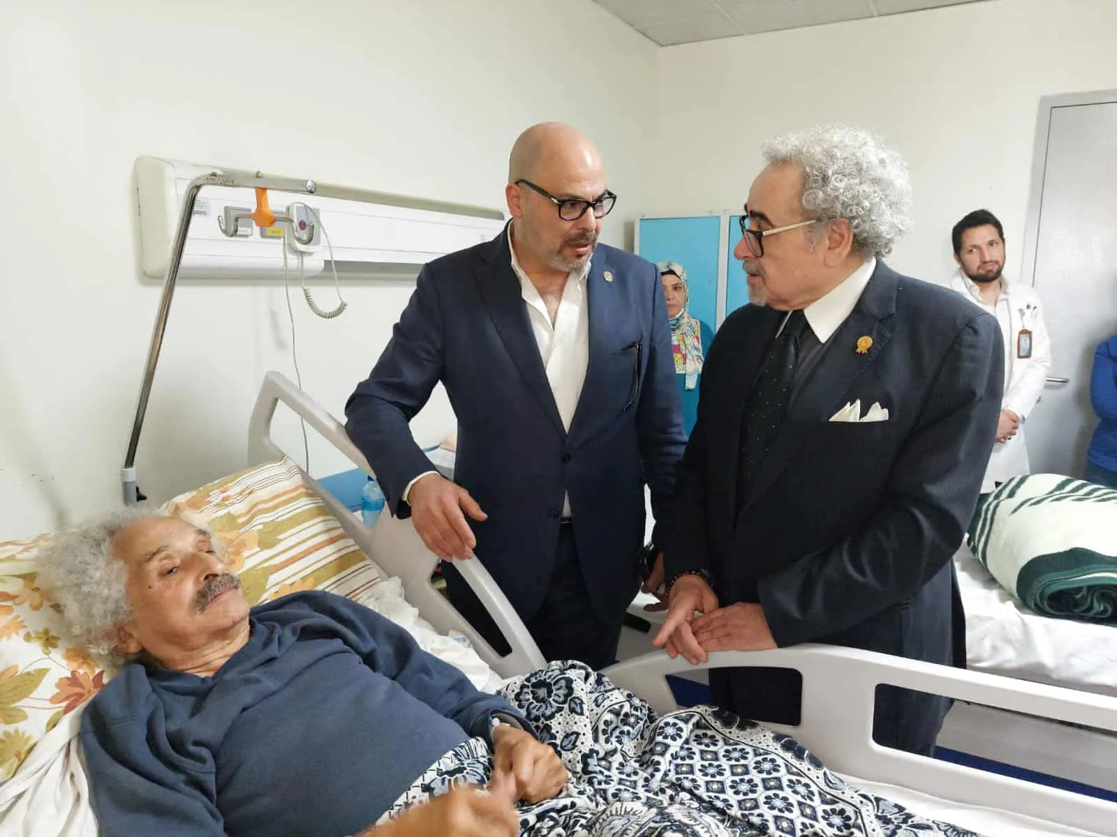 وفد برئاسة نقيب الكتاب يزور الروائى الكبير صنع الله إبراهيم في معهد ناصر