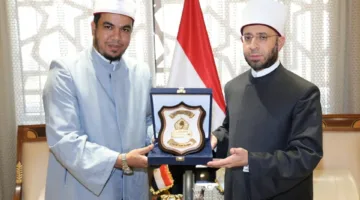 وزير الأوقاف يكرّم إماماً من الوزارة لتبرعه بجزء من جائزته في المسابقة العالمية للقرآن لدعم سكان غزة.