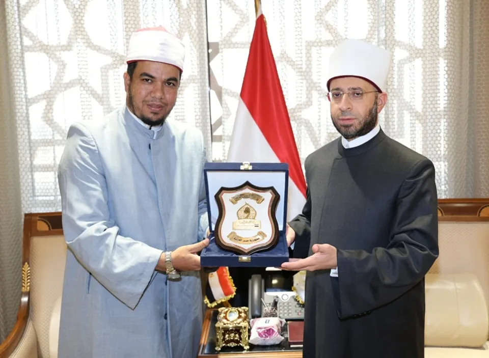 وزير الأوقاف يكرّم إماماً من الوزارة لتبرعه بجزء من جائزته في المسابقة العالمية للقرآن لدعم سكان غزة. وزير الأوقاف يكرّم إماماً من الوزارة لتبرعه بجزء من جائزته في المسابقة العالمية للقرآن لدعم سكان غزة.