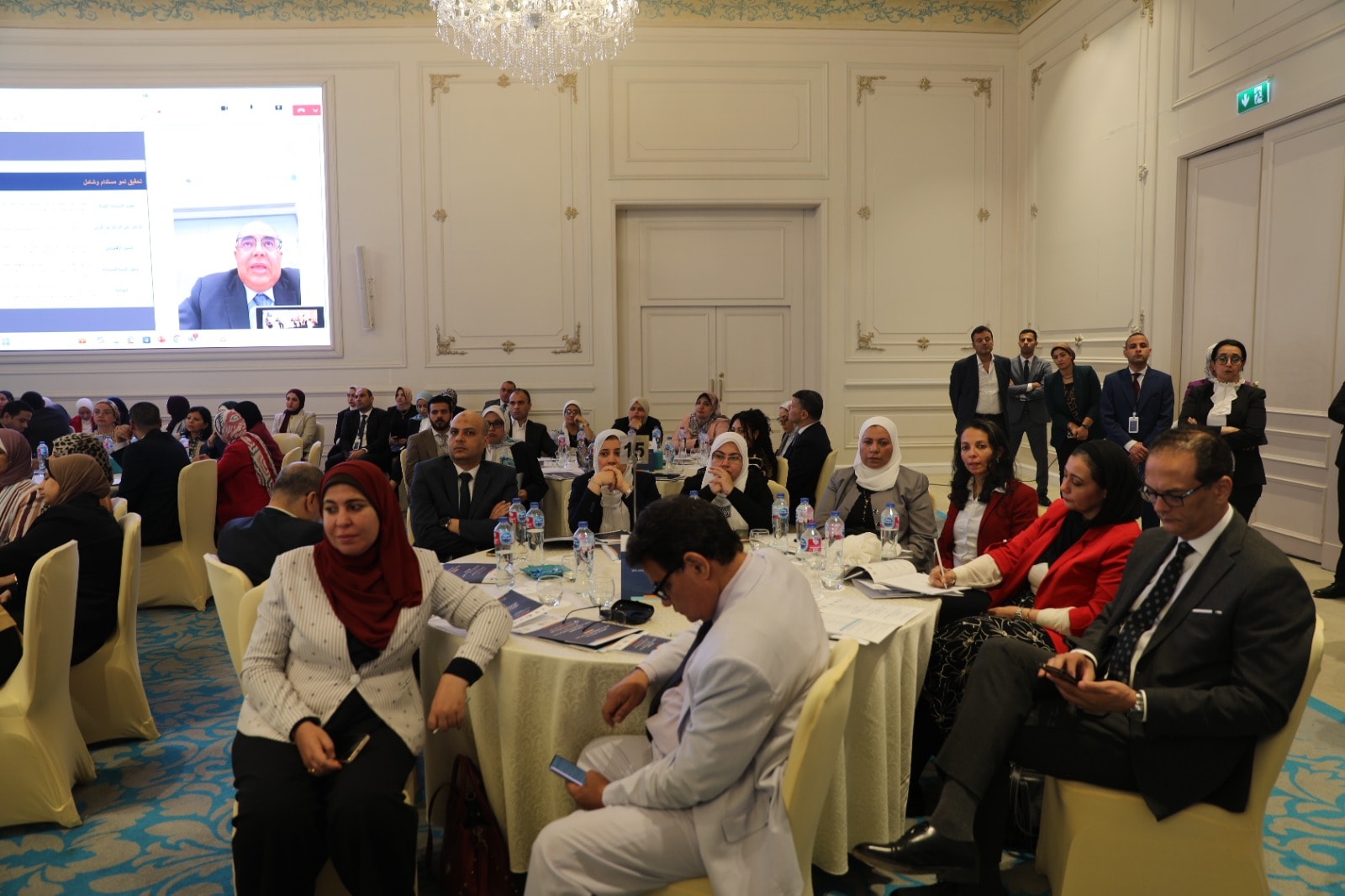 قد تكون صورة ‏‏‏‏٧‏ أشخاص‏، و‏مِنبر‏‏ و‏نص‏‏
