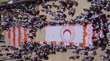 الهلال الأحمر الفلسطيني يقيم مسيرة تتضمن جنازة رمزية لشهداء الجهود الإنسانية