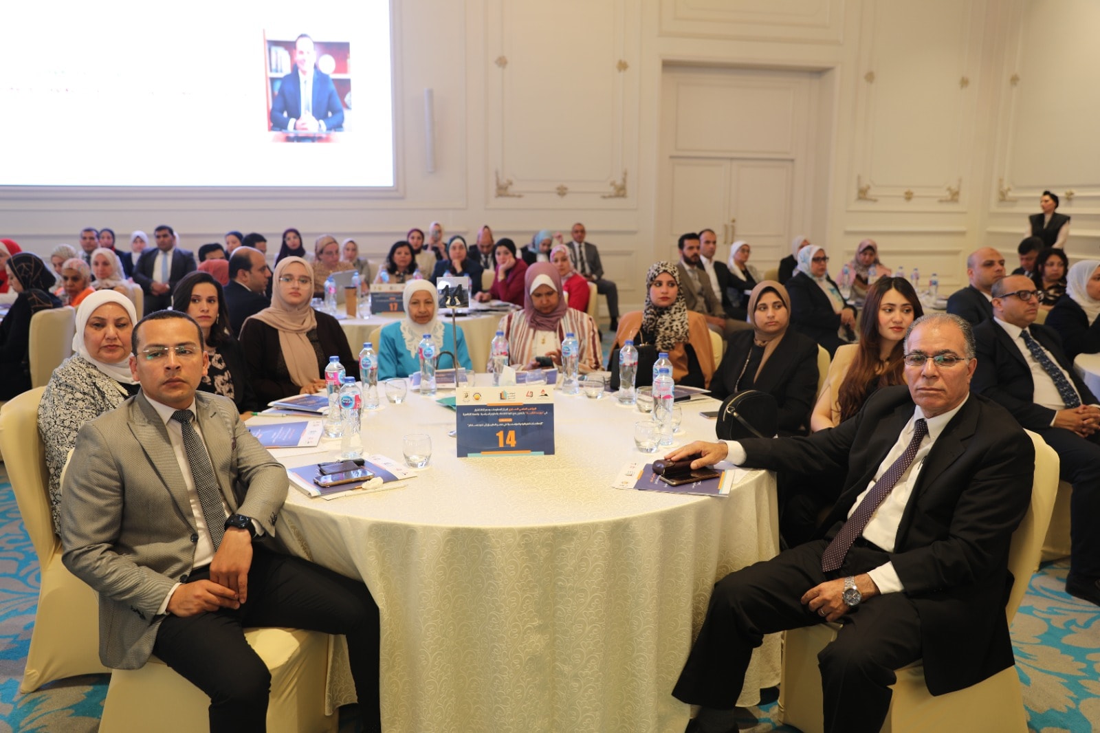 قد تكون صورة ‏‏‏شخصين‏، و‏طاولة‏‏ و‏نص‏‏