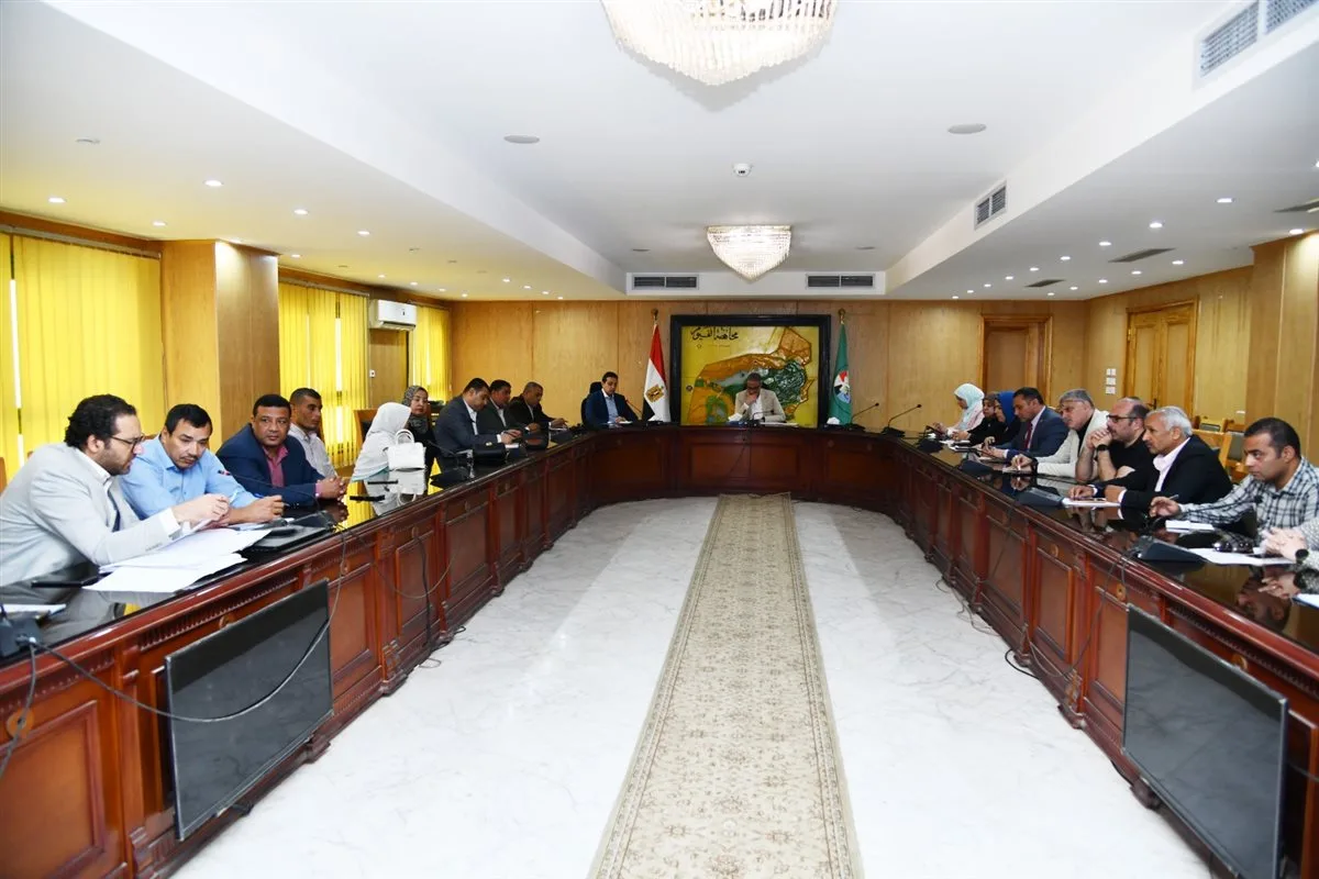 اجتماع شامل لدراسة كيفية استثمار الفرص الاقتصادية وتعزيز الموارد المحلية في الفيوم اجتماع شامل لدراسة كيفية استثمار الفرص الاقتصادية وتعزيز الموارد المحلية في الفيوم