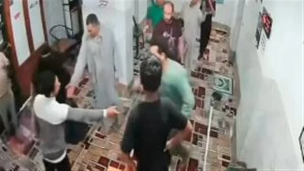 اقتحام مسجد في السلام للاعتداء على شاب رغم وجوده في بيت الله | فيديو