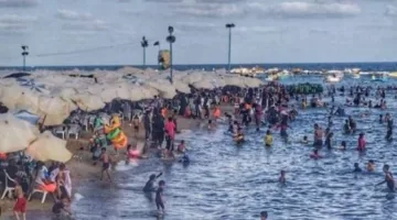 طقس حار وحركة متوسطة من الزوار على شواطئ الإسكندرية