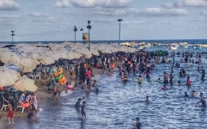 طقس حار وحركة متوسطة من الزوار على شواطئ الإسكندرية طقس حار وحركة متوسطة من الزوار على شواطئ الإسكندرية