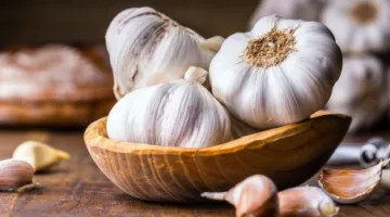 5 أطعمة رائعة لتجديد الخلايا ومكافحة علامات الشيخوخة.. أبرزها الثوم