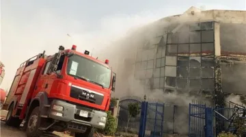 5 سيارات إطفاء للتعامل مع حريق في مستودع مخلفات ورق بقويسنا