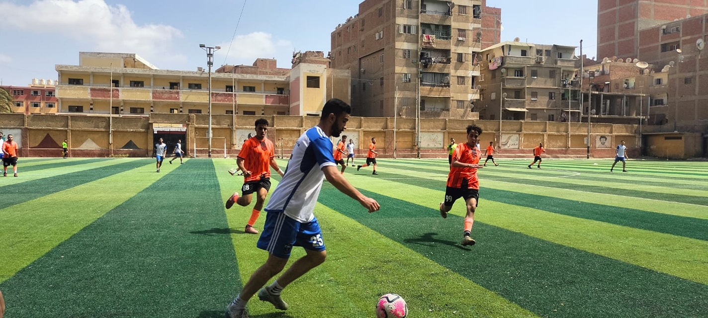 قد تكون صورة ‏‏‏‏٨‏ أشخاص‏، و‏‏أشخاص يلعبون كرة القدم‏، و‏أشخاص كرة القدم‏‏‏ و‏عشب‏‏