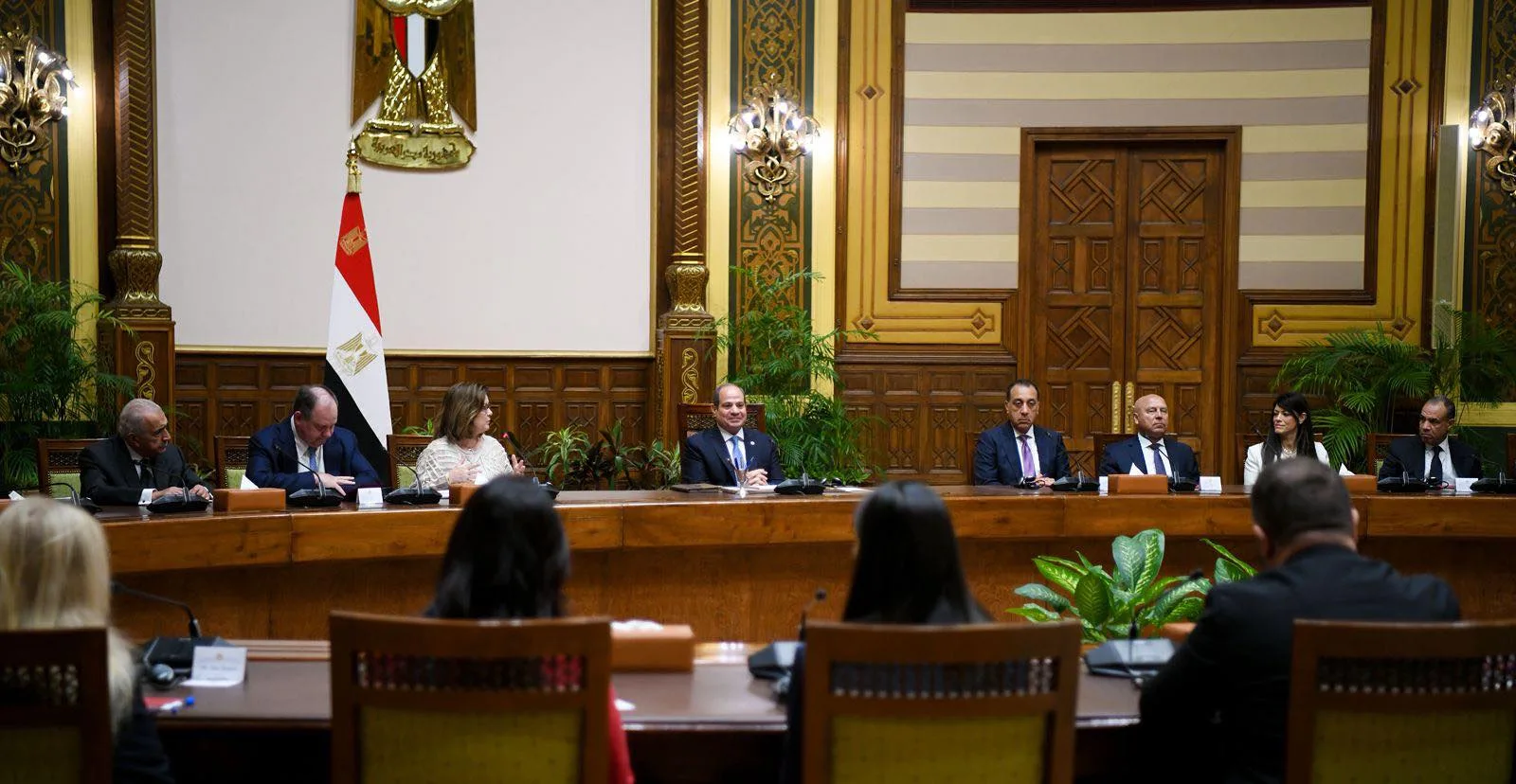 الرئيس السيسي: عملنا بجد لتقديم فرص حقيقية للمستثمرين في السوق المصرية الواسعة. الرئيس السيسي: عملنا بجد لتقديم فرص حقيقية للمستثمرين في السوق المصرية الواسعة.