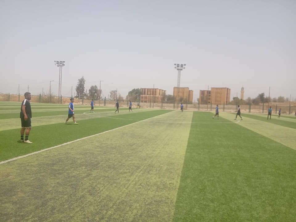 قد تكون صورة ‏‏‏‏١٠‏ أشخاص‏، و‏‏أشخاص كرة القدم‏، و‏أشخاص يلعبون كرة القدم‏‏‏ و‏عشب‏‏