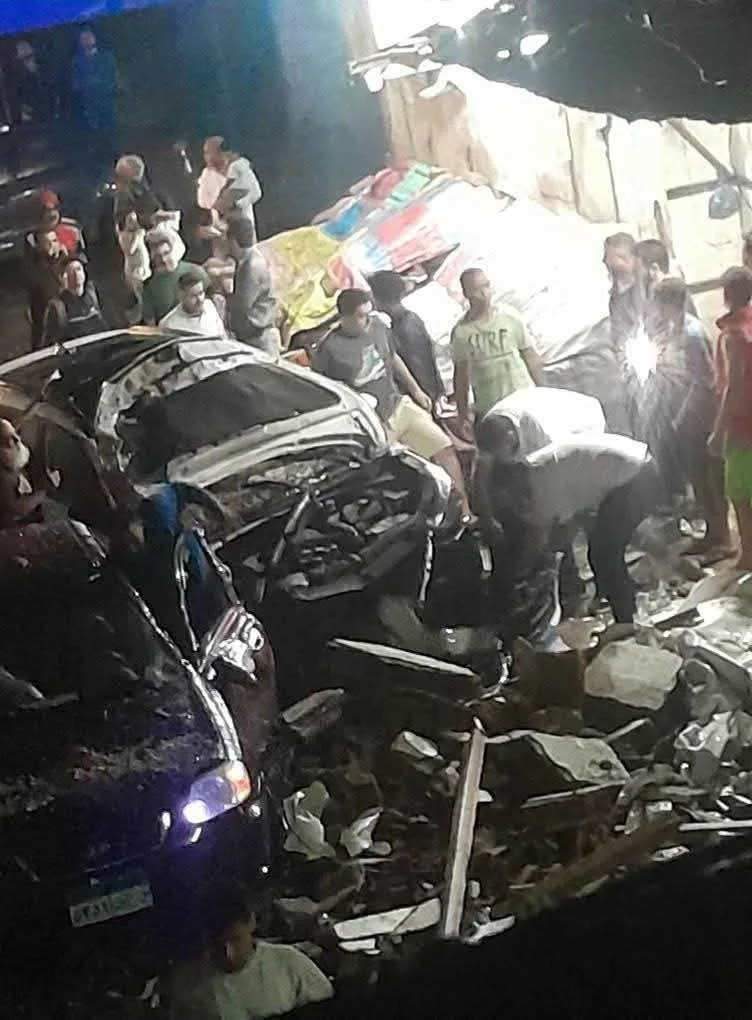 تصادم ثلاث سيارات بسبب انهيار جزئي لمبنى قديم نتيجة الأحوال الجوية السيئة في الإسكندرية