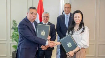 رئيس الهيئة الاقتصادية لقناة السويس يوقع عقد إنشاء مصنع للملابس الجاهزة بالإسماعيلية باستثمارات تبلغ 7 ملايين دولار.