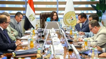 وزيرة التنمية المحلية تناقش مع مسؤولي الوزارة نتائج الزيارات لستة مراكز تكنولوجية في ثلاث محافظات