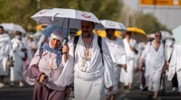 السياحة تنبه الحجاج بشأن ارتفاع درجات الحرارة يوم عرفات وتحثهم على اتباع الإرشادات الوقائية