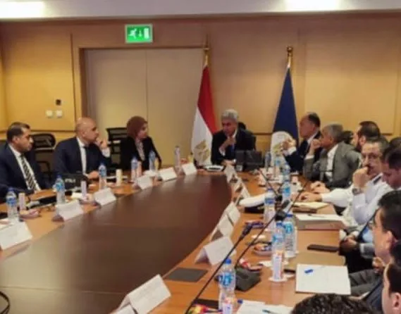 وزير السياحة يناقش مع الجهات المعنية نظام الحصول على التأشيرة الطارئة عند نقاط الدخول. وزير السياحة يناقش مع الجهات المعنية نظام الحصول على التأشيرة الطارئة عند نقاط الدخول.