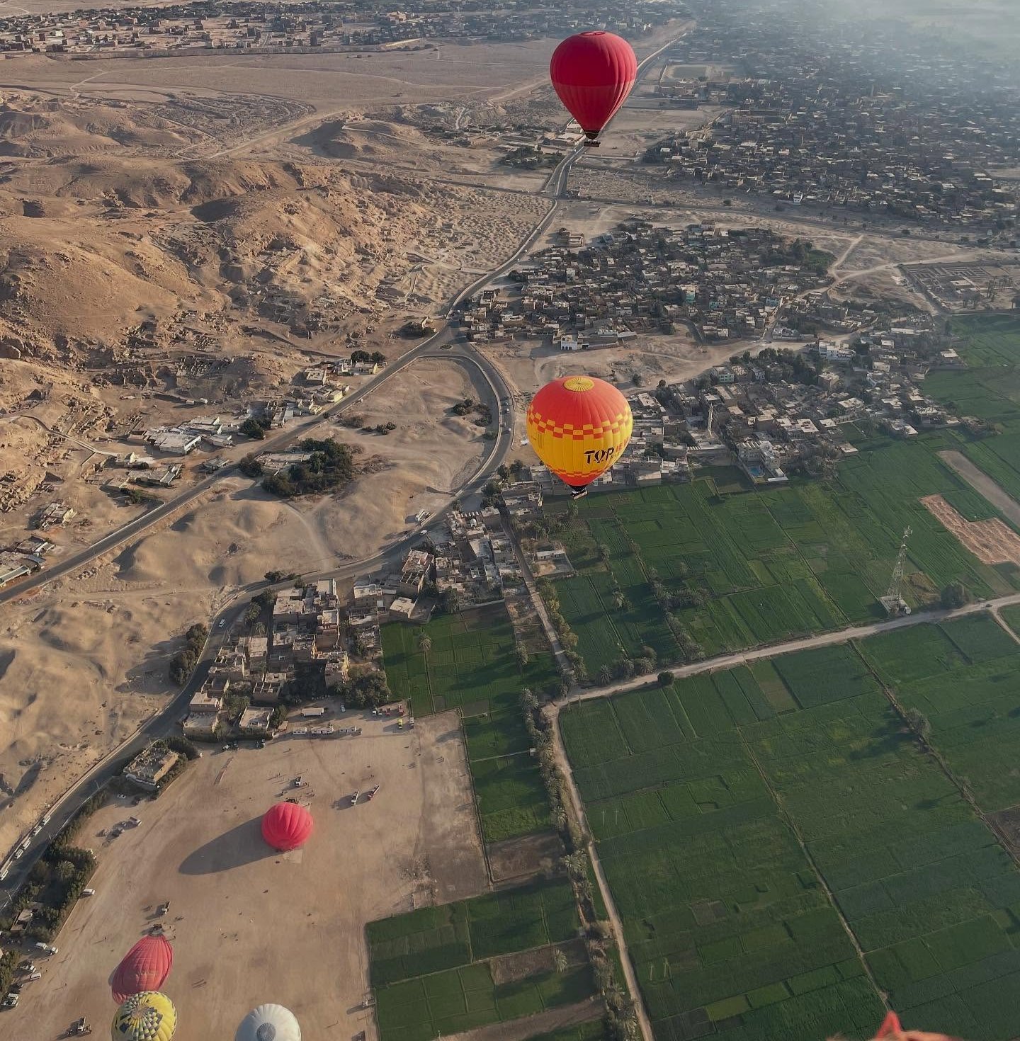 تحليق البالونات الطائرة فوق الزرعات وجبال القرنة