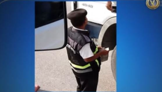الداخلية: فيديو تجاوز فرد شرطة تجاه سيارة نقل قديم وتلقى جزاءه