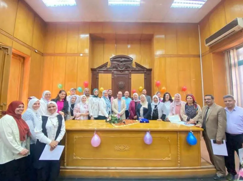 وكيل وزارة الصحة في القاهرة يكرّم مراكز الرعاية الأساسية تقديراً لجهودهم المتميزة خلال زيارة لجنة GAHAR. وكيل وزارة الصحة في القاهرة يكرّم مراكز الرعاية الأساسية تقديراً لجهودهم المتميزة خلال زيارة لجنة GAHAR.