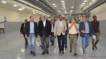محافظ الغربية ووزير الزراعة بمدغشقر يتفقدان مصنع غزل المحلة ويشيدان بريادة مصر الصناعية