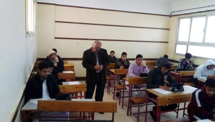 تبادل أسئلة امتحانات الصف الأول الثانوي اليوم عبر مواقع الغش الإلكتروني تبادل أسئلة امتحانات الصف الأول الثانوي اليوم عبر مواقع الغش الإلكتروني