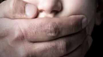 ربة منزل تتهم نجارا بخطف ابنها وتخديره داخل شقة بأسوان
