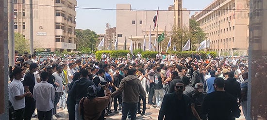 جانب-من-الطلاب-المطالبون-بمحاسبة-المسؤولين-عن-وفاة-زميلتهم