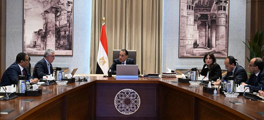 مدبولي يناقش مع رئيس المنطقة الاقتصادية لقناة السويس المشاريع التي تم التعاقد عليها حديثاً من قبل الهيئة مدبولي يناقش مع رئيس المنطقة الاقتصادية لقناة السويس المشاريع التي تم التعاقد عليها حديثاً من قبل الهيئة
